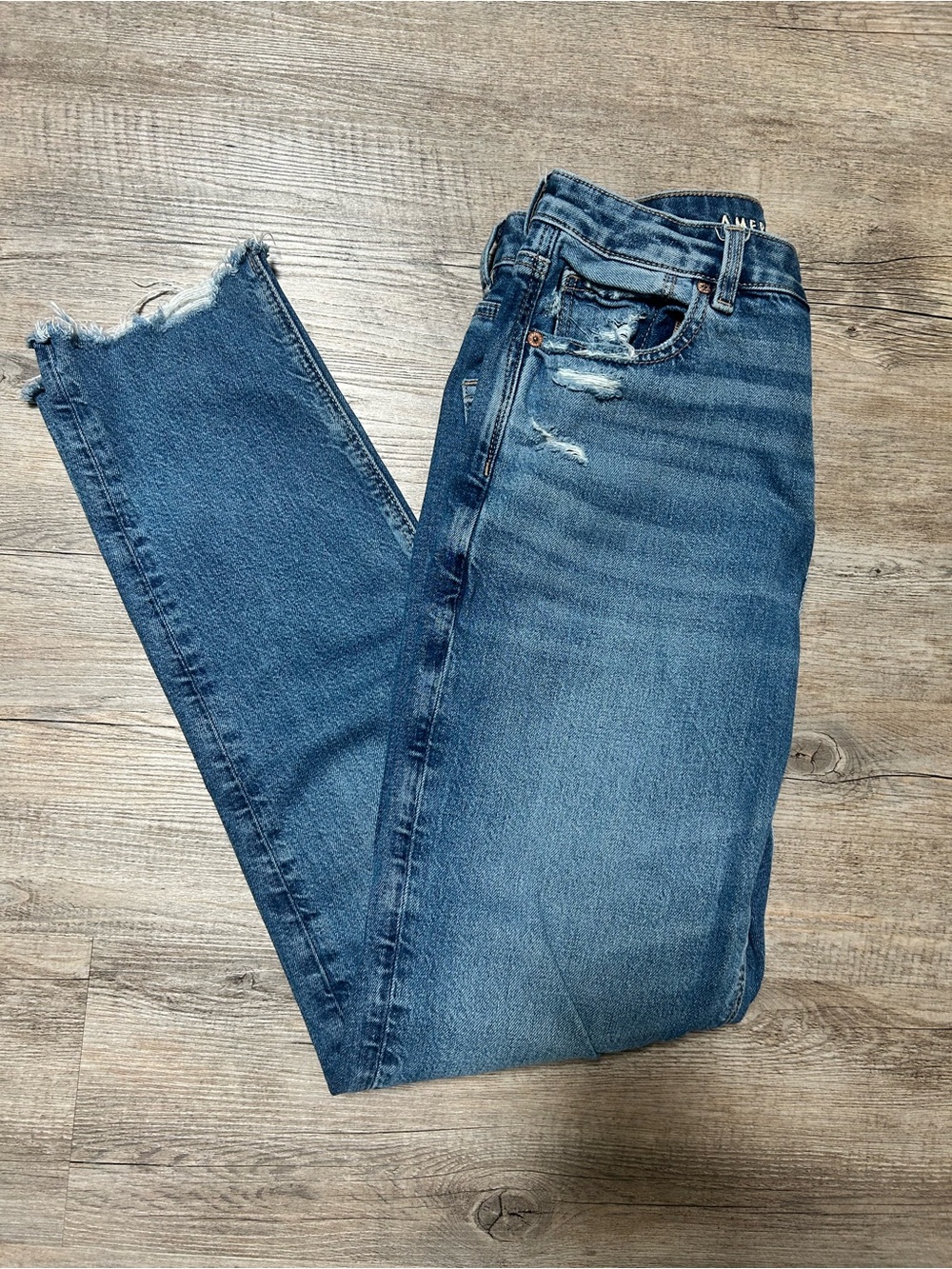 AE Strigid light distressed strigid MOM Jeans women’s 10 X-long NO knee holes